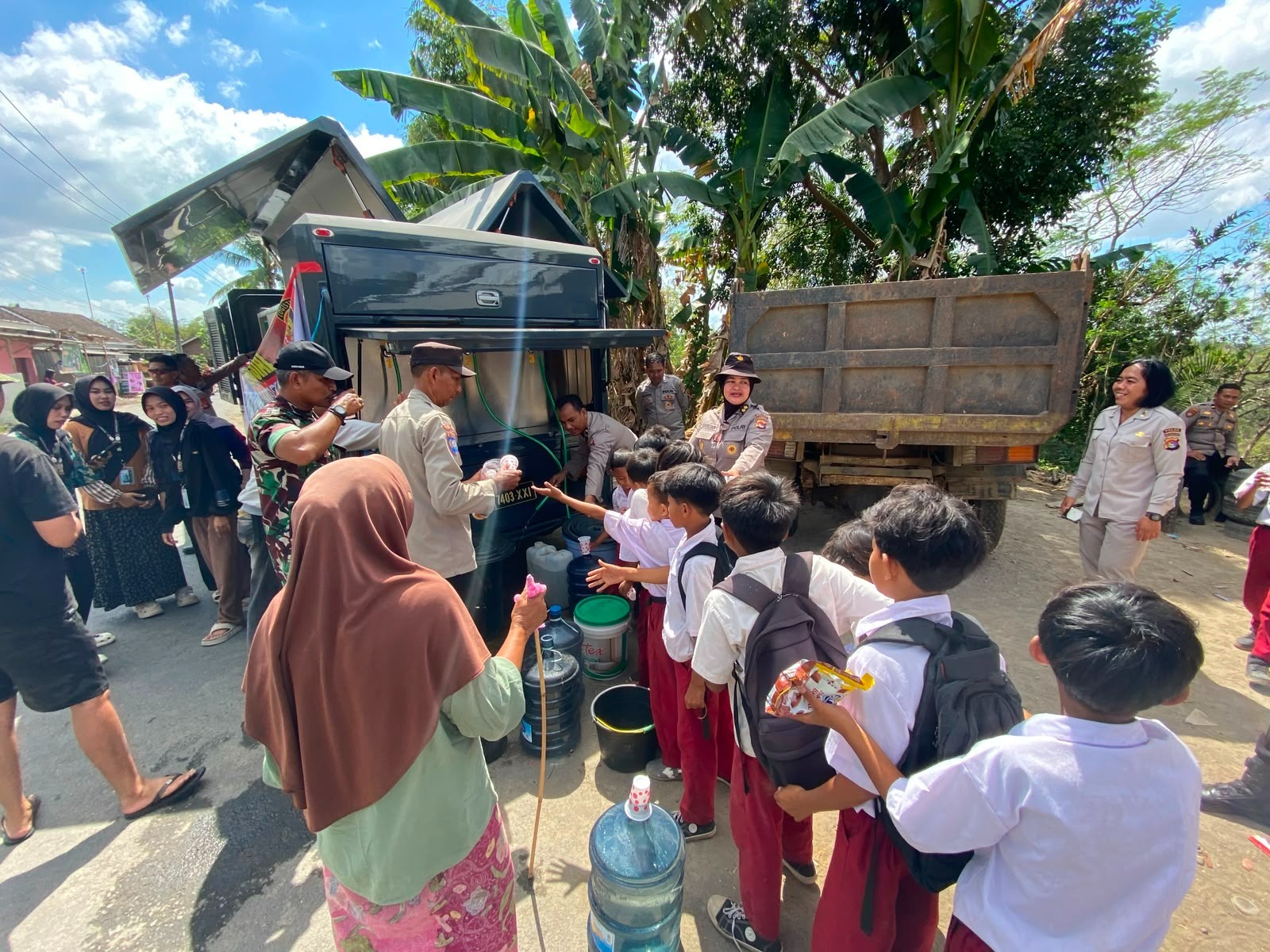 Sumber Air Mengering di Pelambik Lombok Tengah, Polisi Bantu Air Bersih untuk Warga