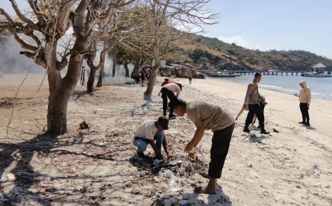 Jaga Pantai Pasir Putih Tetap Bersih, Polsek Sape Bersama Warga Gelar Aksi Gotong Royong