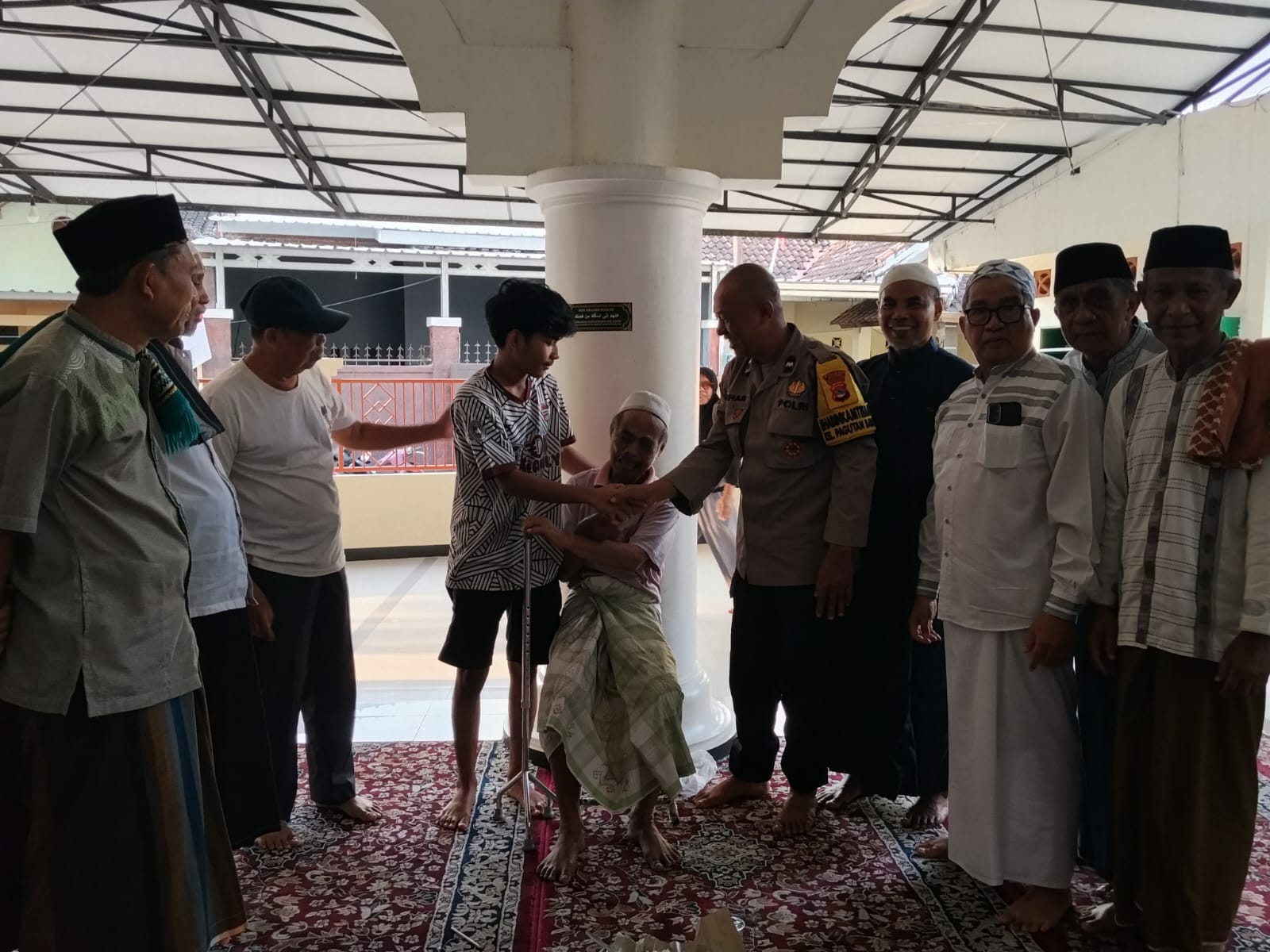 Bhabinkamtibmas di Mataram Bantu Lansia Tersesat hingga Bertemu Keluarga