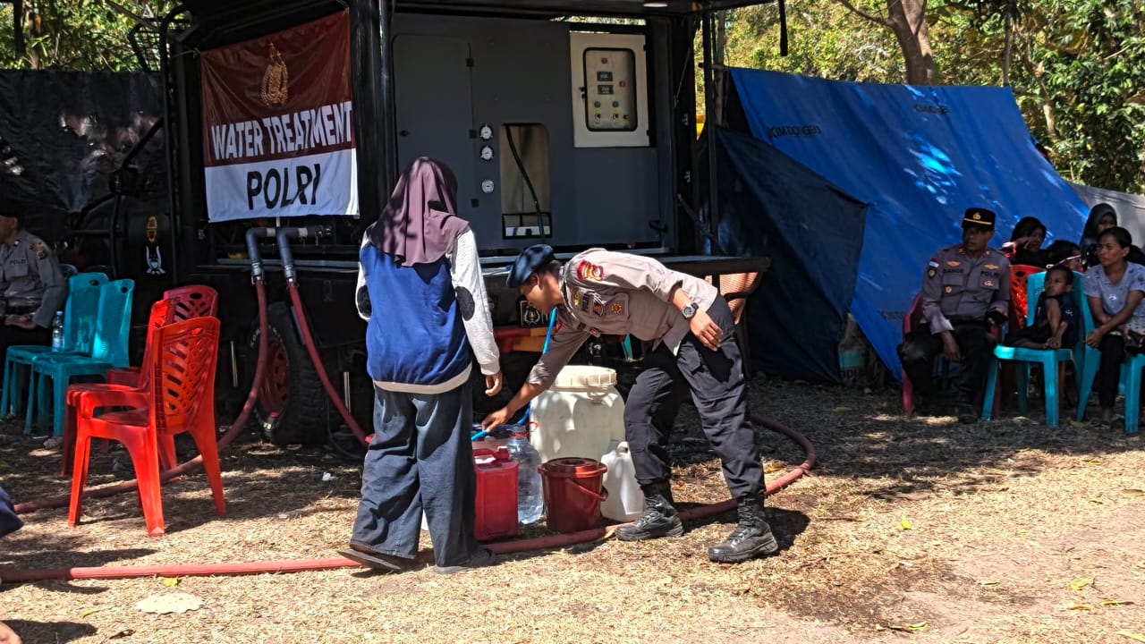 Brimob Polda NTB BKO di NTT Salurkan 1.000 Liter Air Bersih untuk Warga Terdampak Bencana