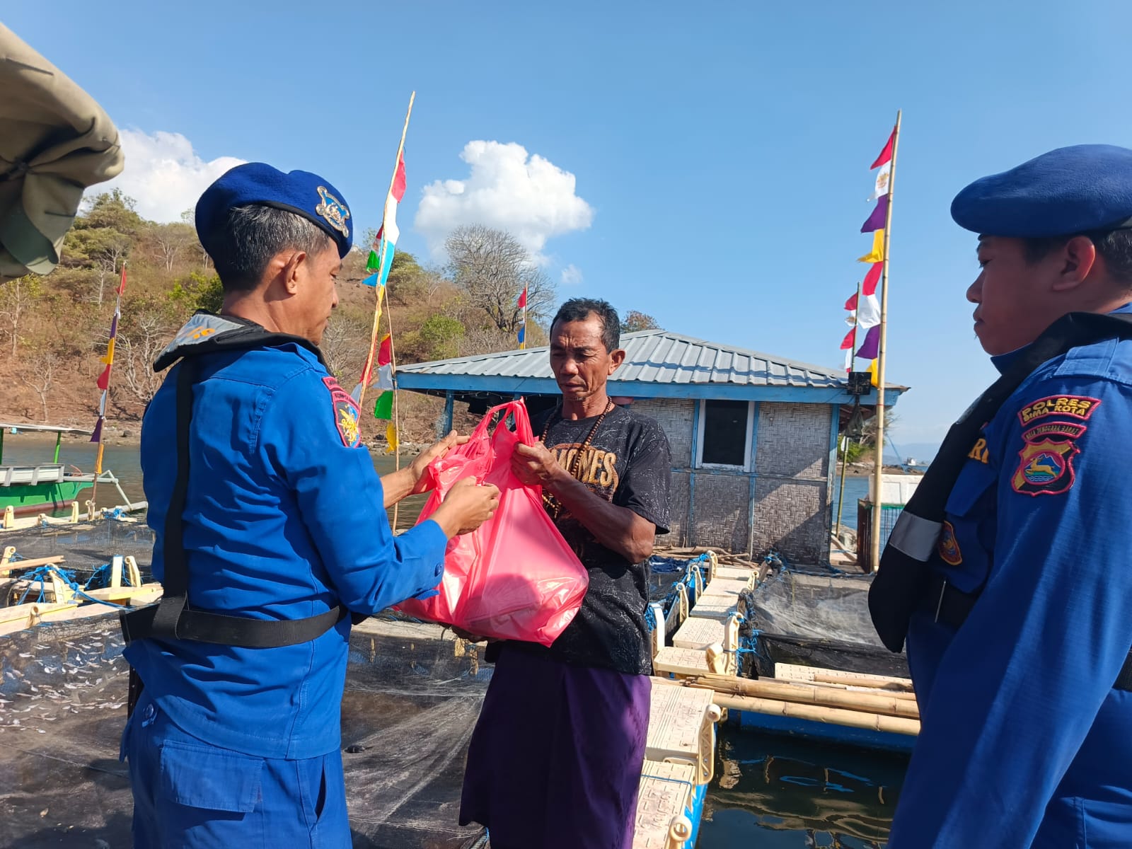 Peduli Warga Pesisir, Polres Bima Kota Salurkan Bantuan Sembako