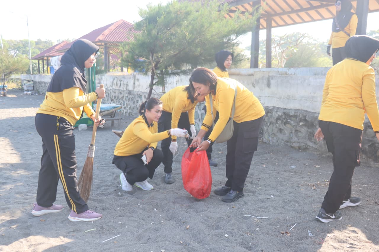 Polwan Polresta Mataram Bersihkan Pantai Loang Baloq dan Bagikan Sembako