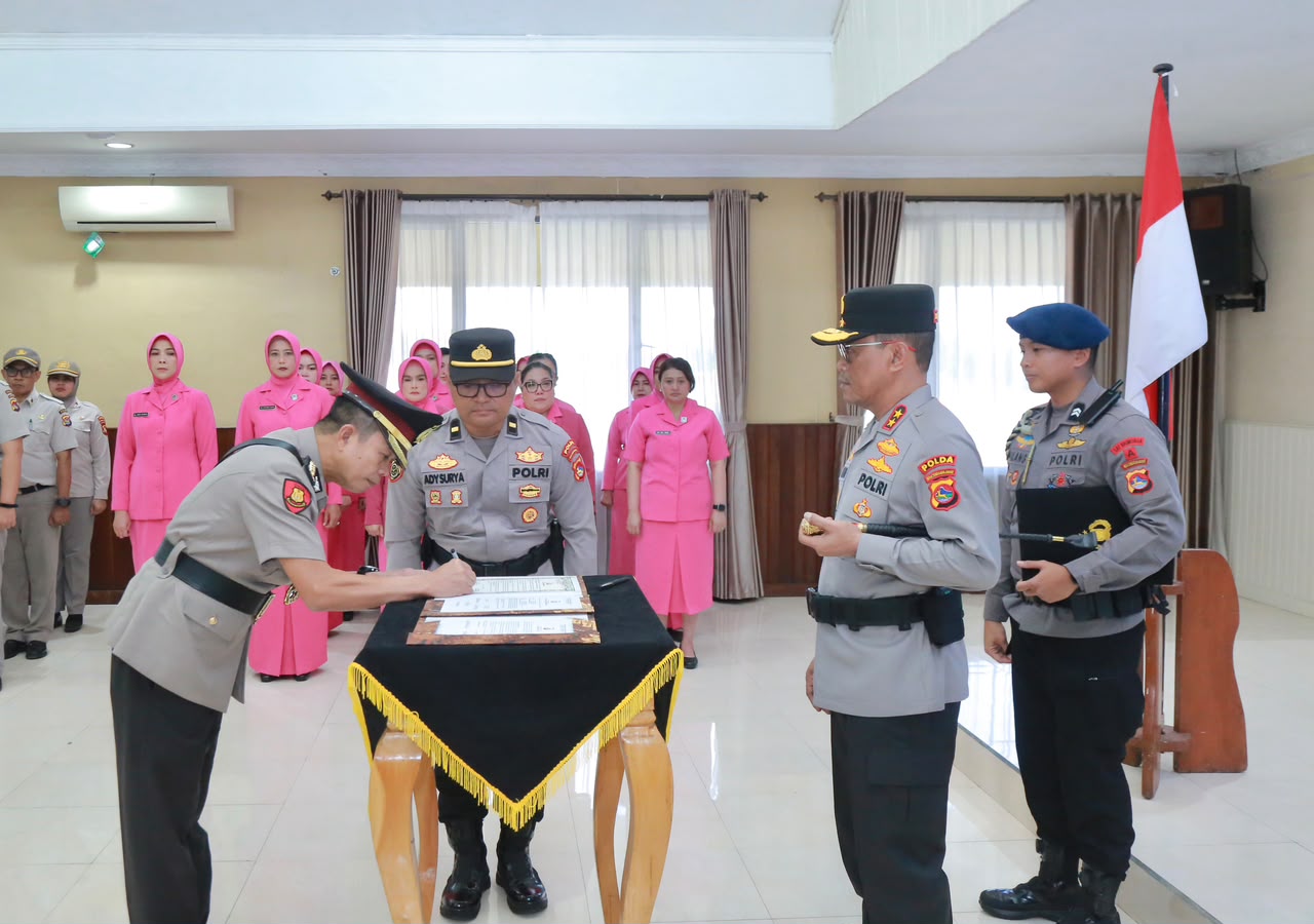 Sertijab Kabidkum Polda NTB, Kapolda Tekankan Adaptasi dan Penguatan Sinergi