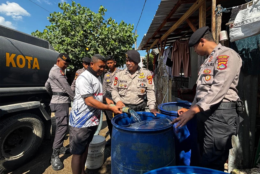 Kemarau Melanda, Polres Bima Kota Salurkan Air Bersih untuk Warga Pesisir Wadu Mbolo