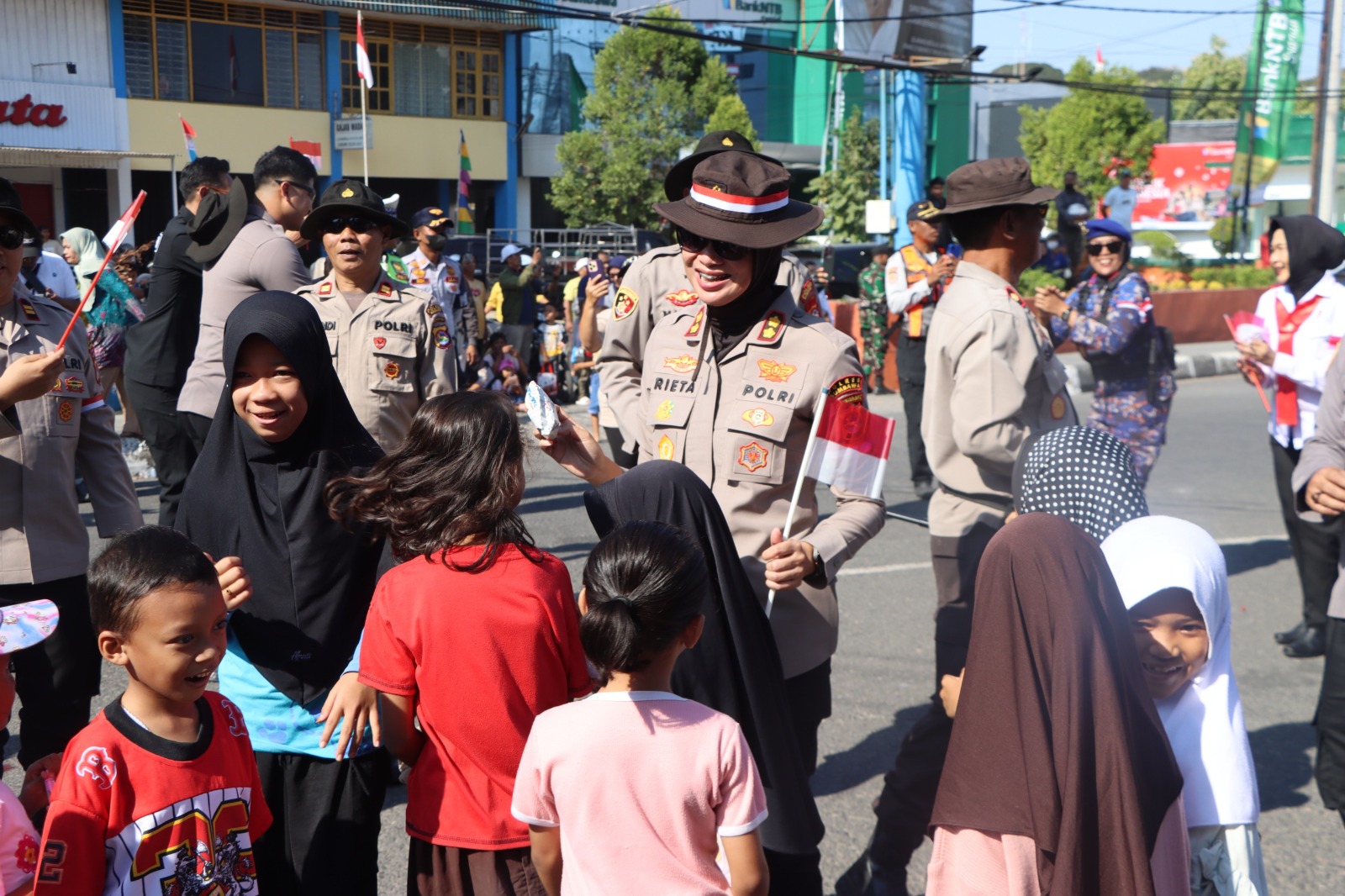 Kapolres Sumbawa Sapa Warga, Bagikan Ratusan Bendera Merah Putih di Jalanan Sambut Hari Kemerdekaan RI