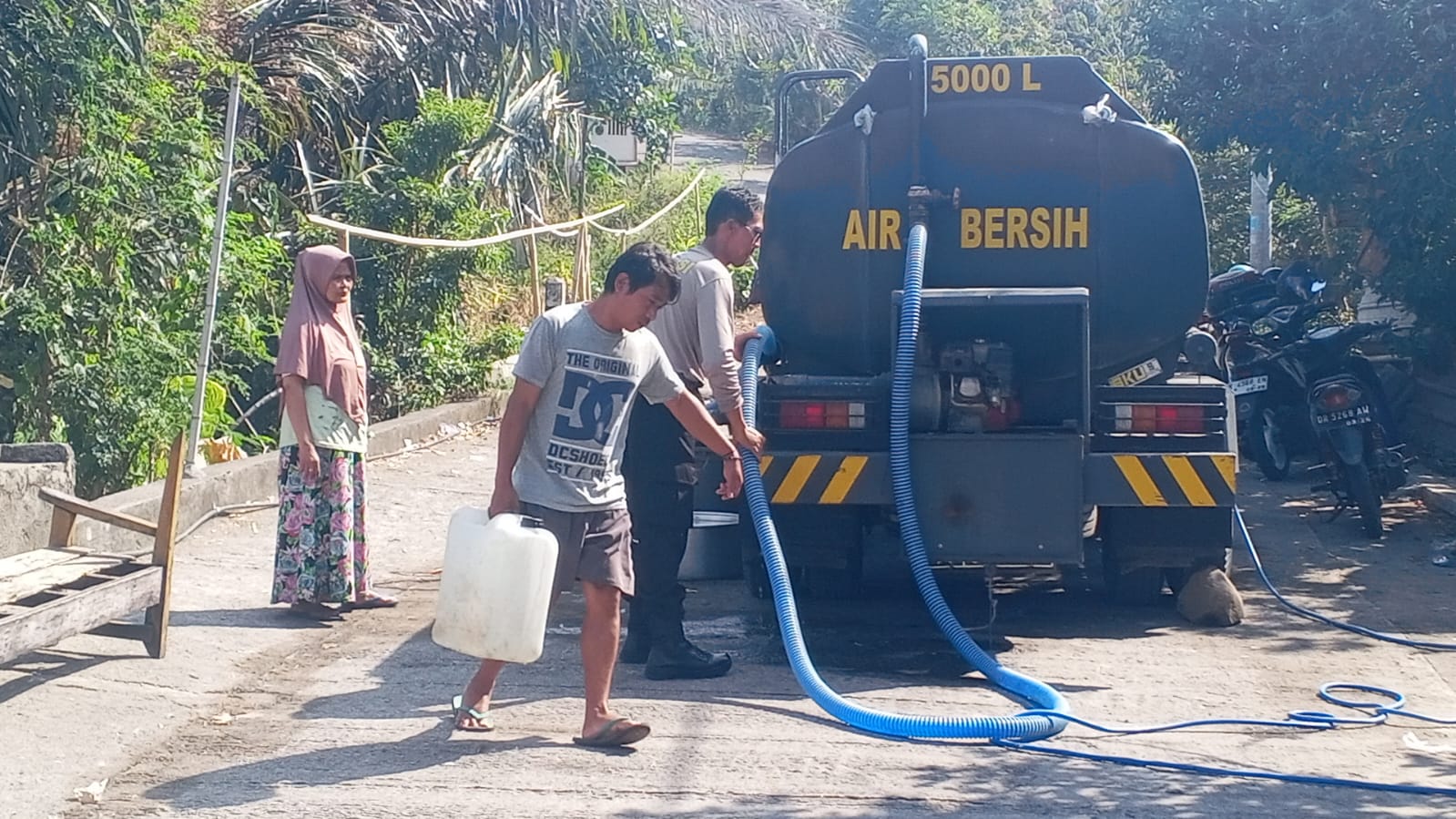 Krisis Air Bersih, Polresta Mataram Salurkan 5.000 Liter ke Warga Bukit Korea