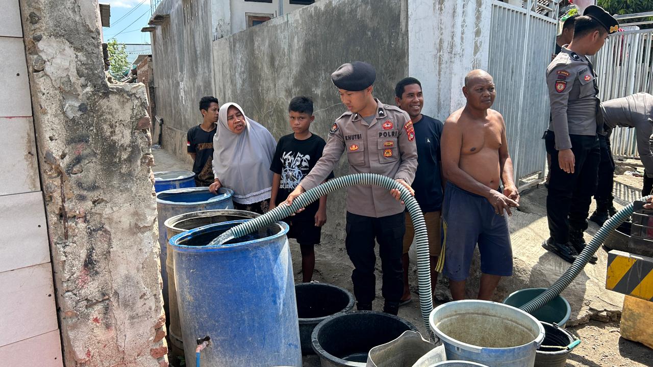Polres Bima Kota Salurkan Air Bersih, Warga Bina Baru Sambut dengan Syukur
