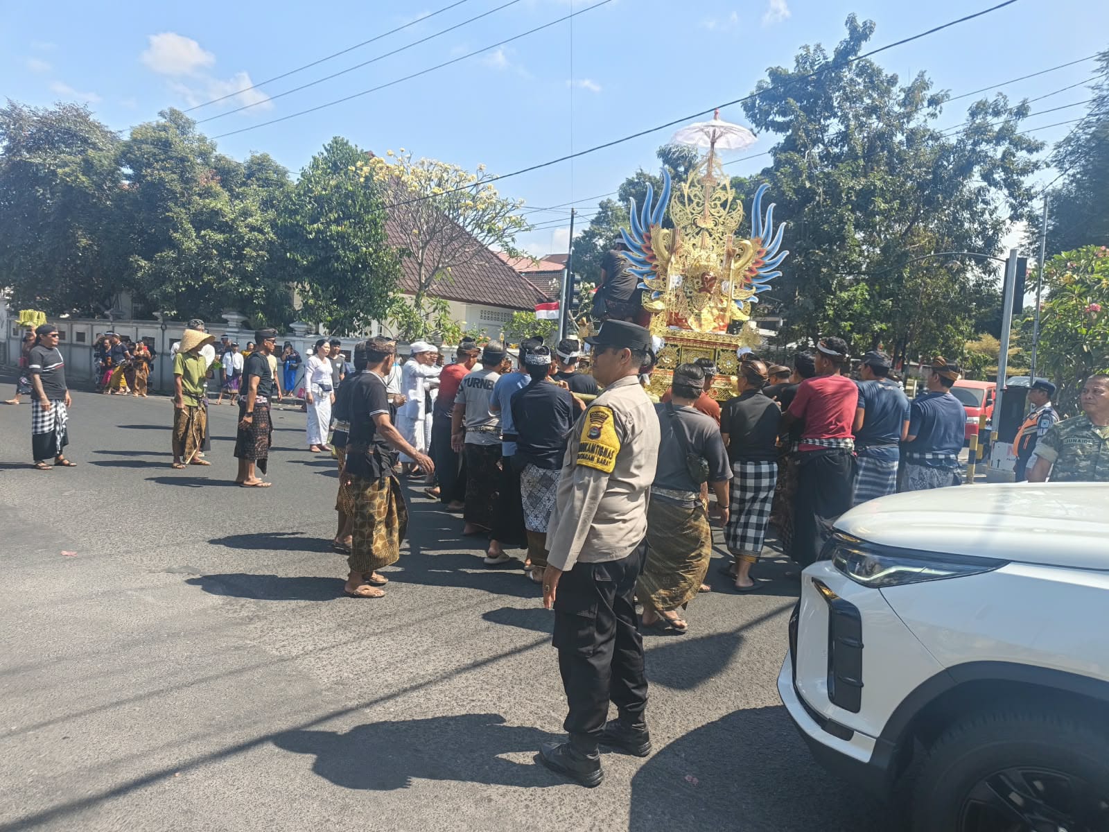 Tiga Pilar Kompak Amankan Prosesi Ngaben Warga di Mataram Barat