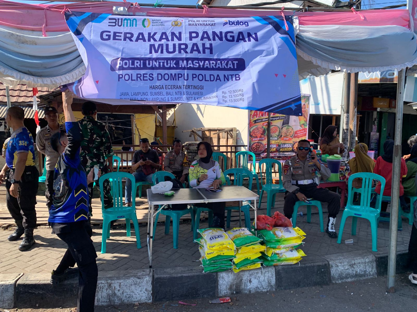 Bantu Warga, Polres Dompu Gelar Gerakan Pangan Murah di Manggelewa