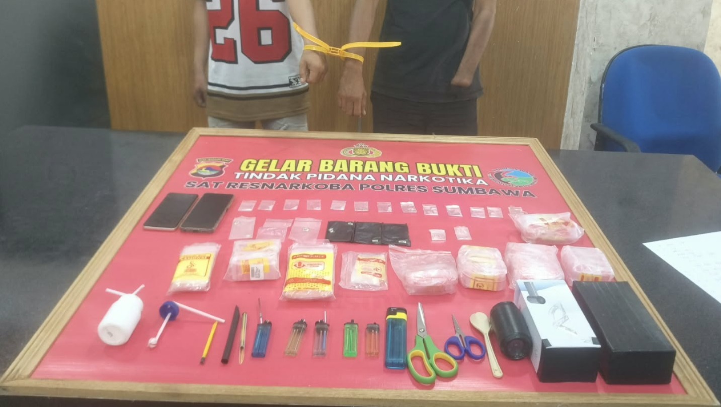 Polisi Gerebek Rumah di Plampang Sumbawa, Tiga Pria dan 14 Poket Diduga Sabu Diamankan