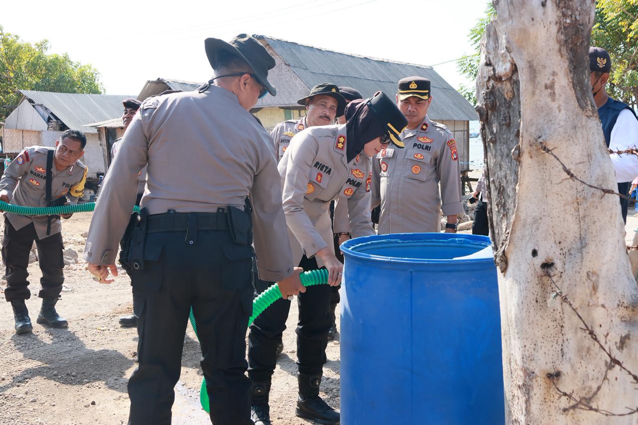 Krisis Air di Labu Sawo, Polres Sumbawa Distribusikan Bantuan Air Bersih