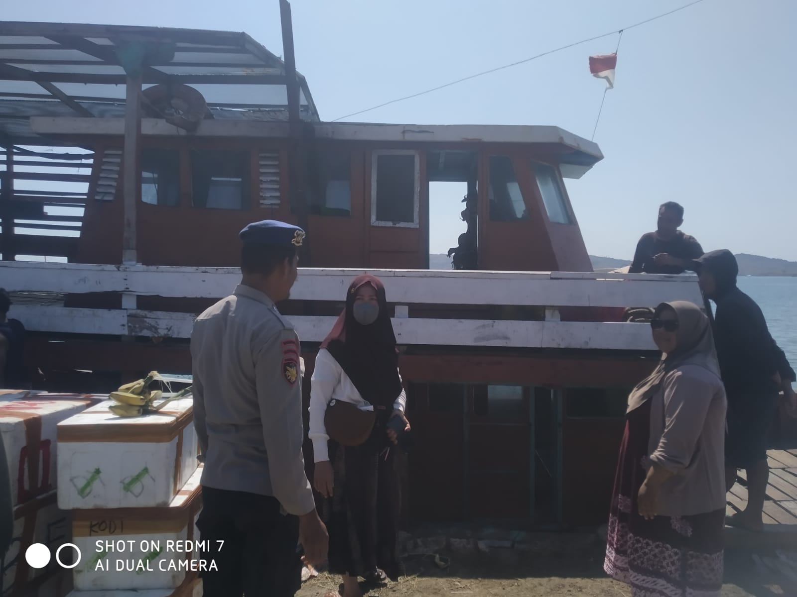 Sambangi Nelayan di Pelabuhan Sape,  Polisi Ingatkan Nelayan dan ABK Utamakan Keselamatan