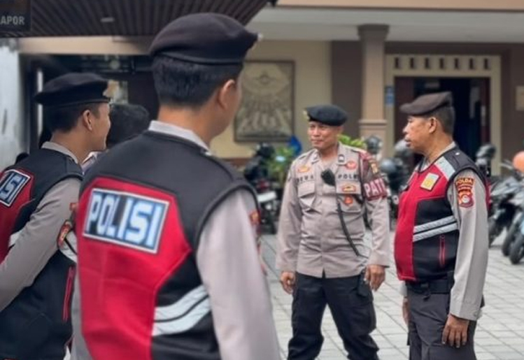 Jaga Toleransi dan Kamtibmas, Polisi Amankan Ibadah di Gereja Mataram