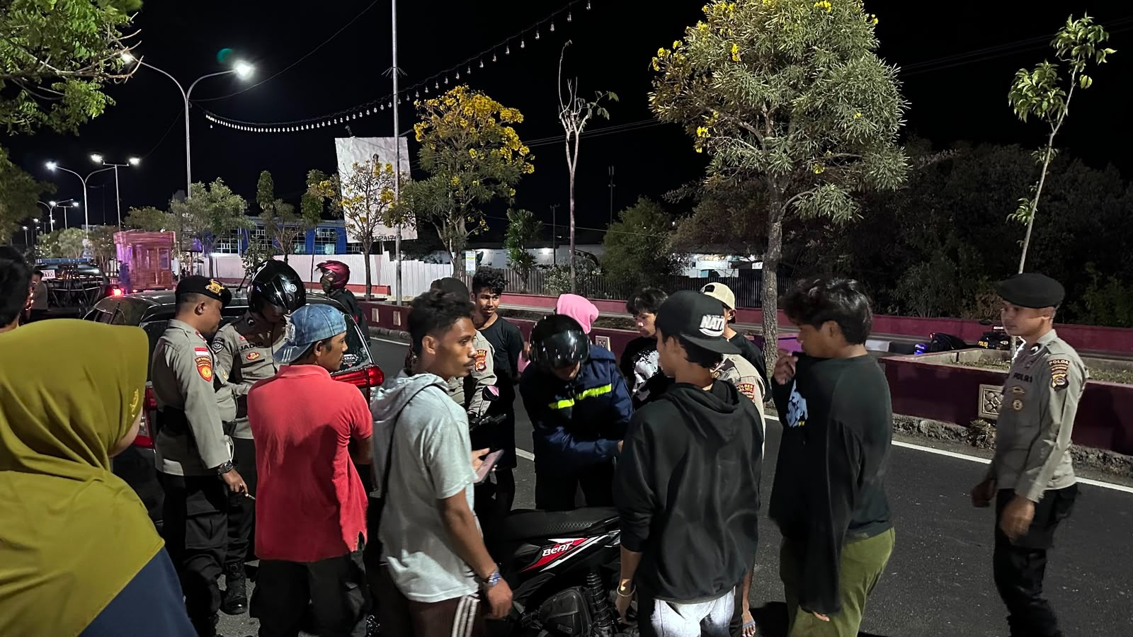 Patroli Dini Hari, Personel Polres Bima Kota Respons Cepat Bantu Korban Lakalantas