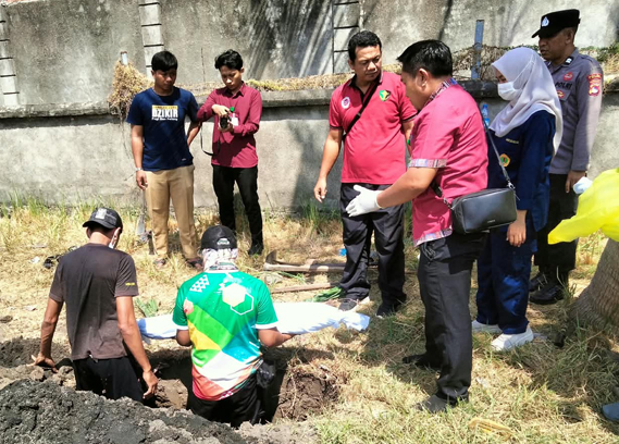 Polisi Ambil Sampel DNA, Kerangka Manusia di Lingsar Dimakamkan
