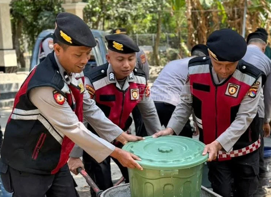 Polda NTB Salurkan Air Bersih untuk Warga  Terdampak Kekeringan di Senggigi