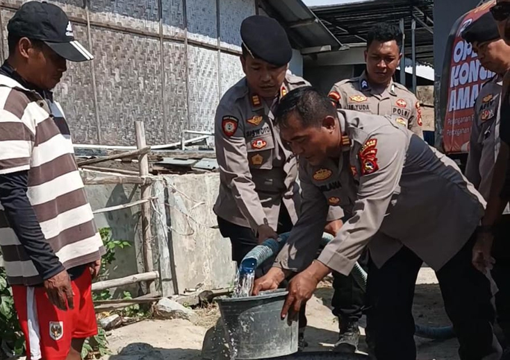 Warga Poto Tano Kekurangan Air, Polres Sumbawa Barat Turun Salurkan Bantuan
