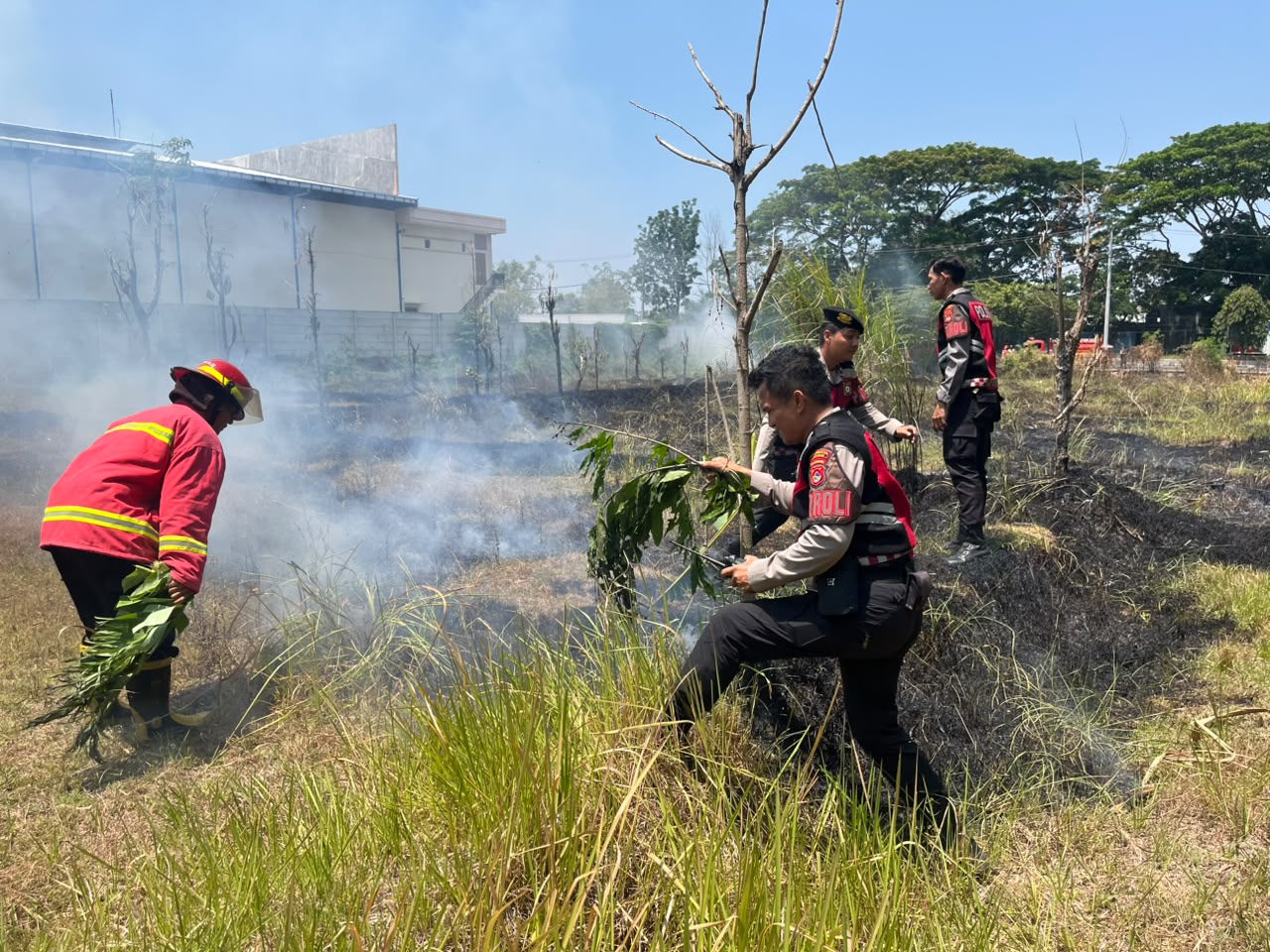 Kebakaran Lahan Dekat Permukiman, Polisi dan Damkar Bergerak Cepat Padamkan Api di Turide