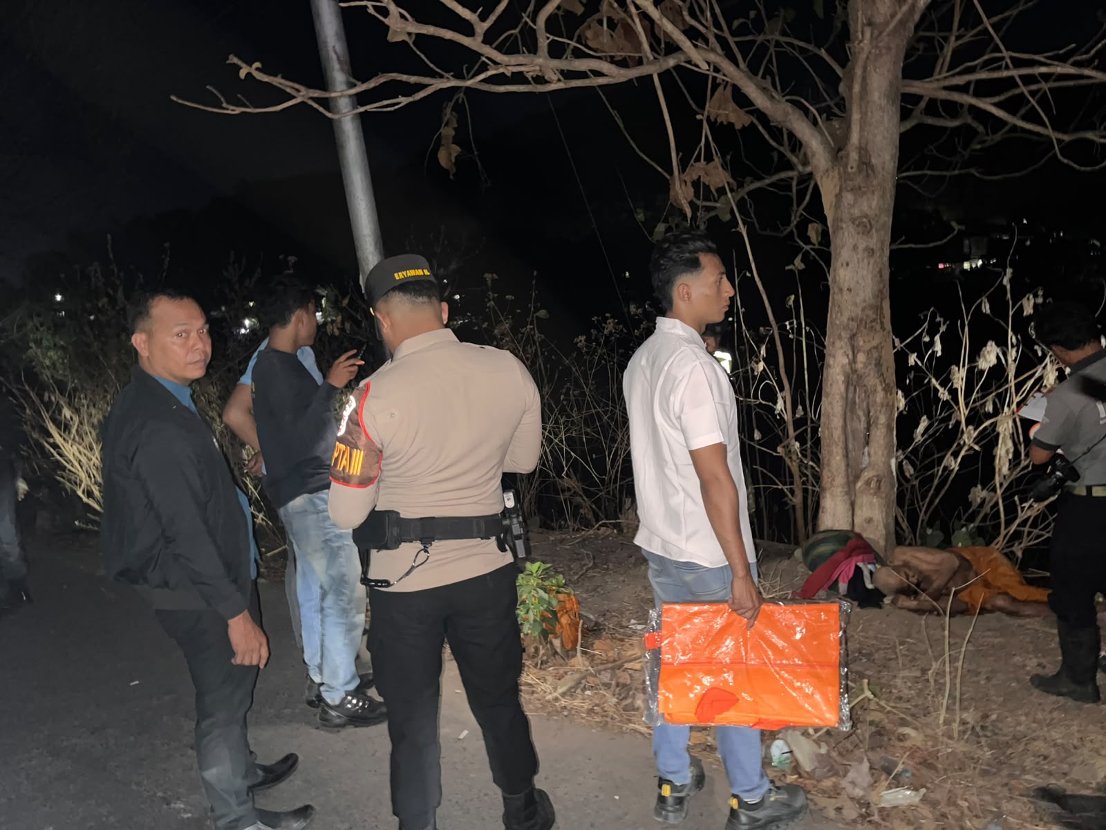 Polisi Evakuasi Penemuan Mayat Lansia di Tepi Sungai Manggemaci Bima