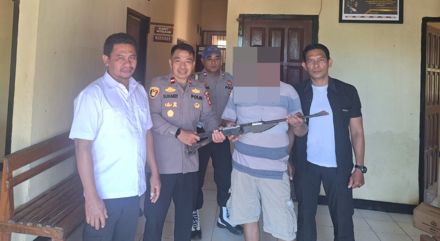 Bersama Jaga Kamtibmas, Tokoh Pemuda di Bima Serahkan Senjata Secara Sukarela ke Polisi
