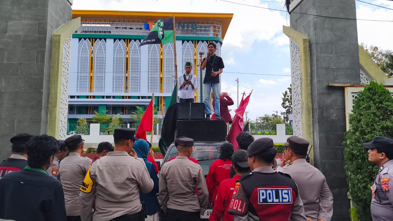 Polisi Kawal Aksi OKP di Kemenag NTB, Situasi Berlangsung Kondusif