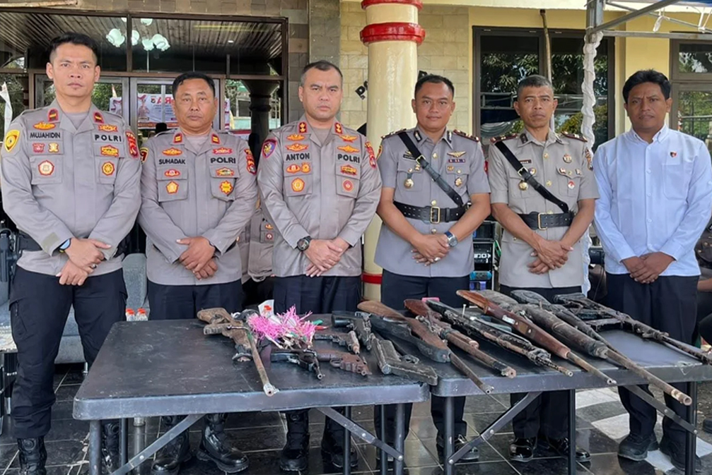Polres Bima Amankan 12 Senpi Rakitan Hasil Penyerahan Sukarela Warga