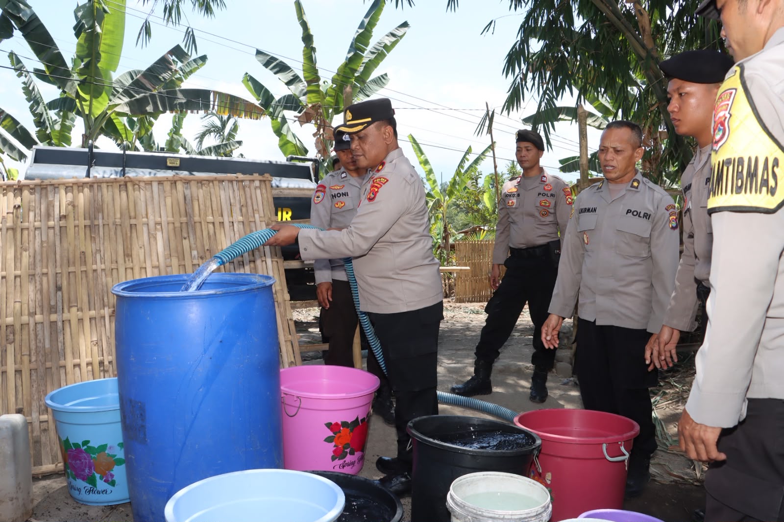 Bantu Warga Hadapi Kemarau, Polres Lombok Timur Kirim Bantuan Air Bersih di Desa Lando
