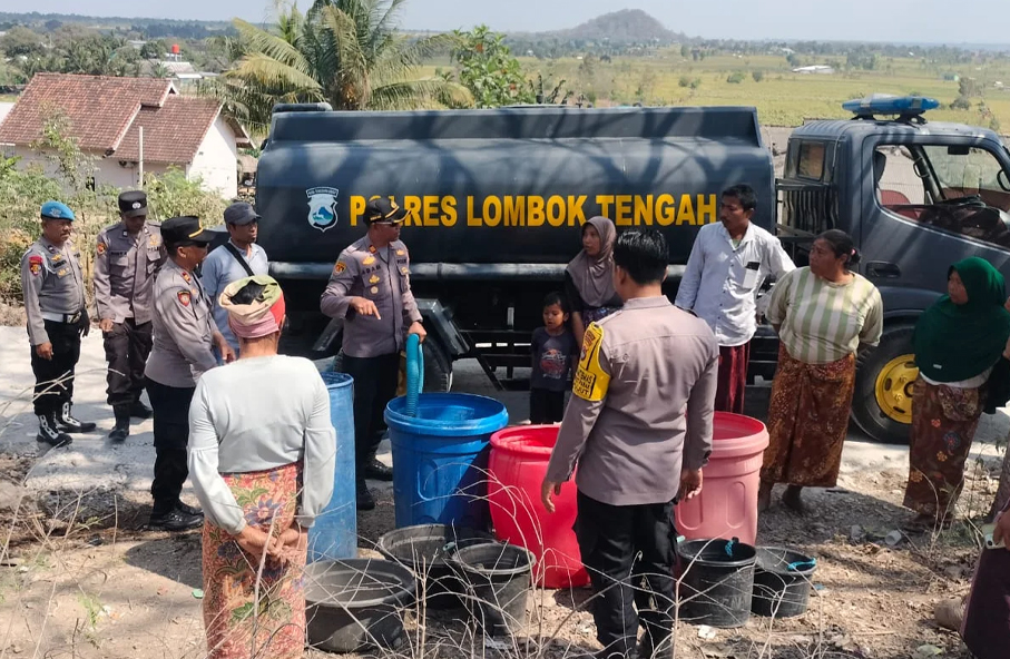 Kekeringan Landa Lombok Tengah, Polisi Salurkan 5.000 Liter Air Bersih ke Warga Bangket Parak
