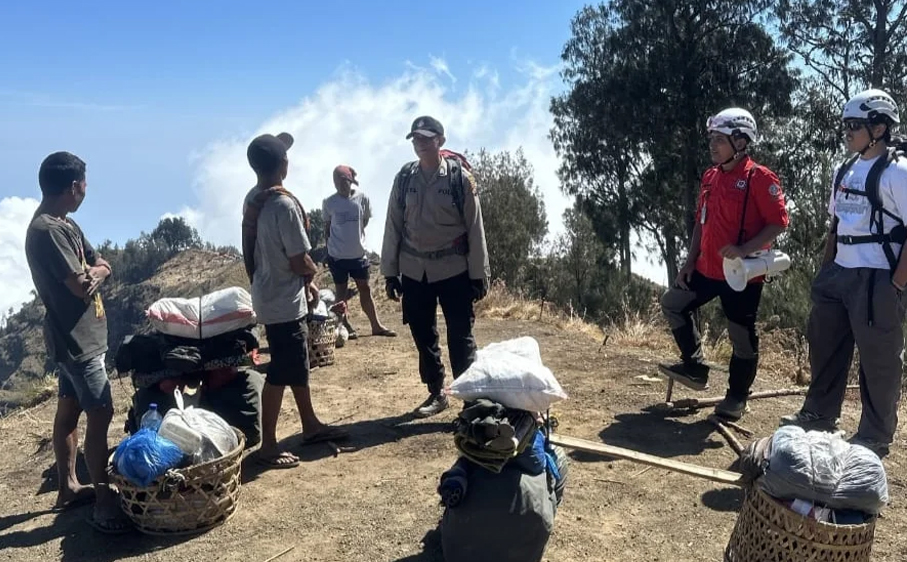 Cegah Karhutla di Kawasan Rinjani, Polisi dan TNGR Gelar Patroli Gabungan