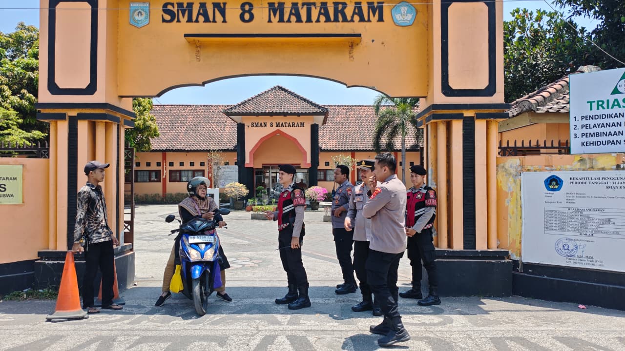 Polisi Cegah Dugaan Tawuran di Depan SMAN 8 Mataram, Pelajar Diminta Pulang