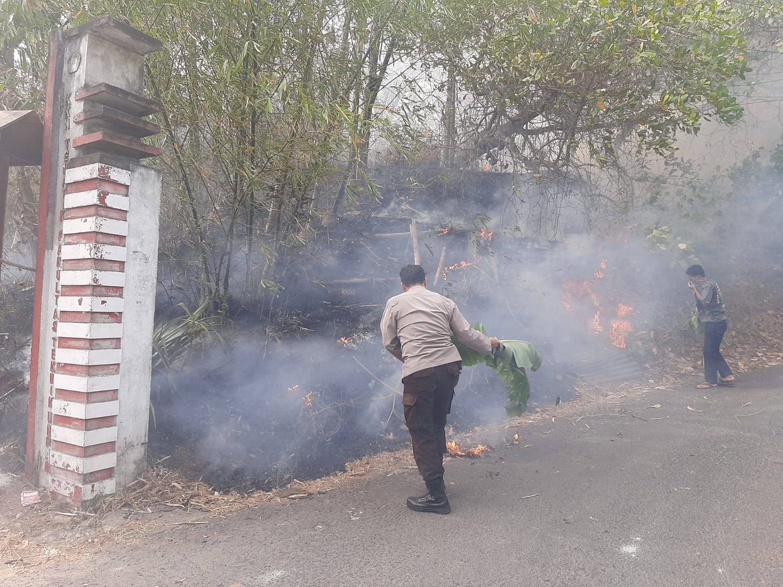 Polisi dan Warga Gerak Cepat Padamkan Kebakaran Lahan di Gunungsari Lombok Barat