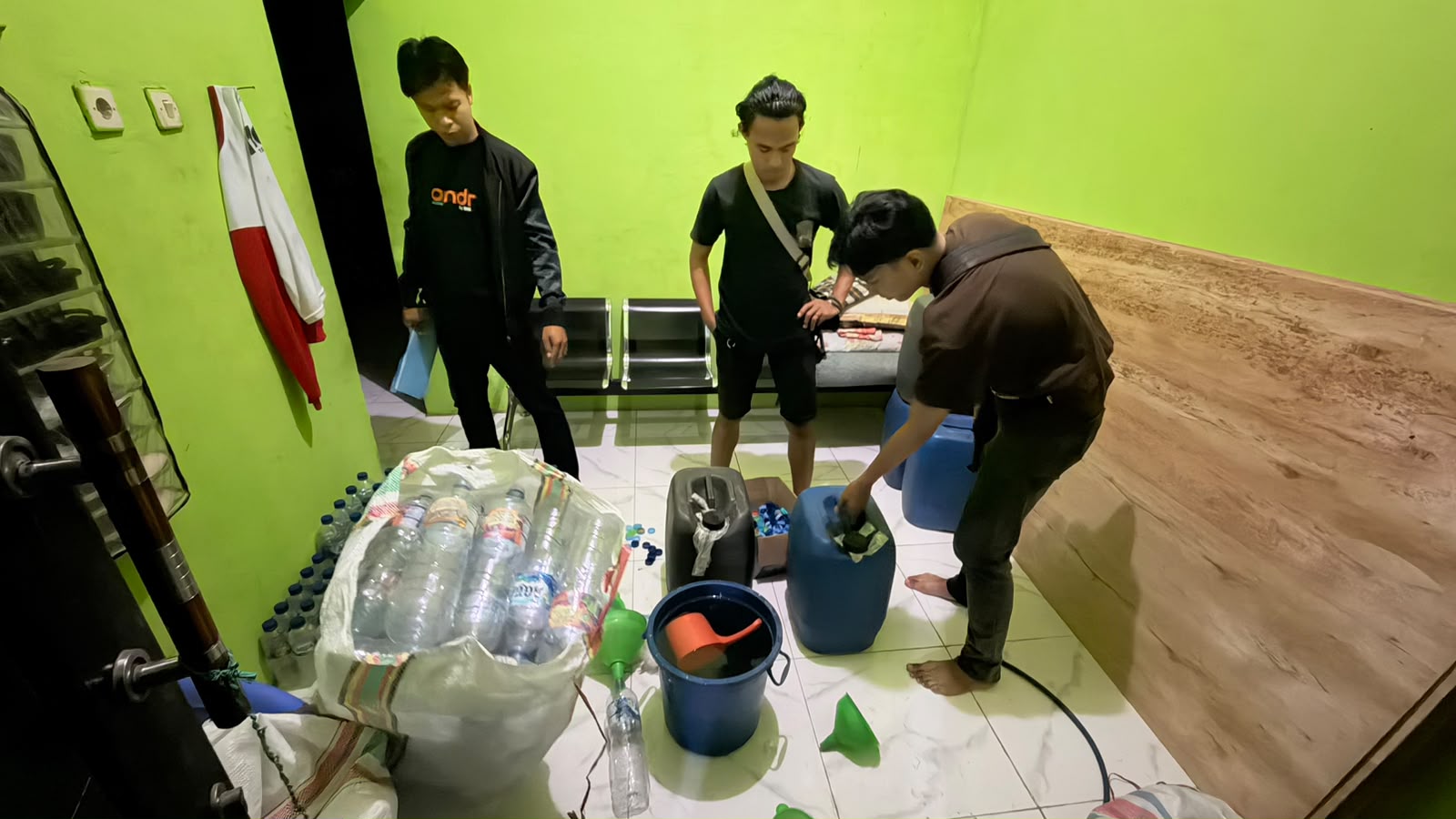 Cipkon Jelang Pilkades, Polisi Razia dan Amankan Puluhan Botol Miras di Wilayah Sape Bima