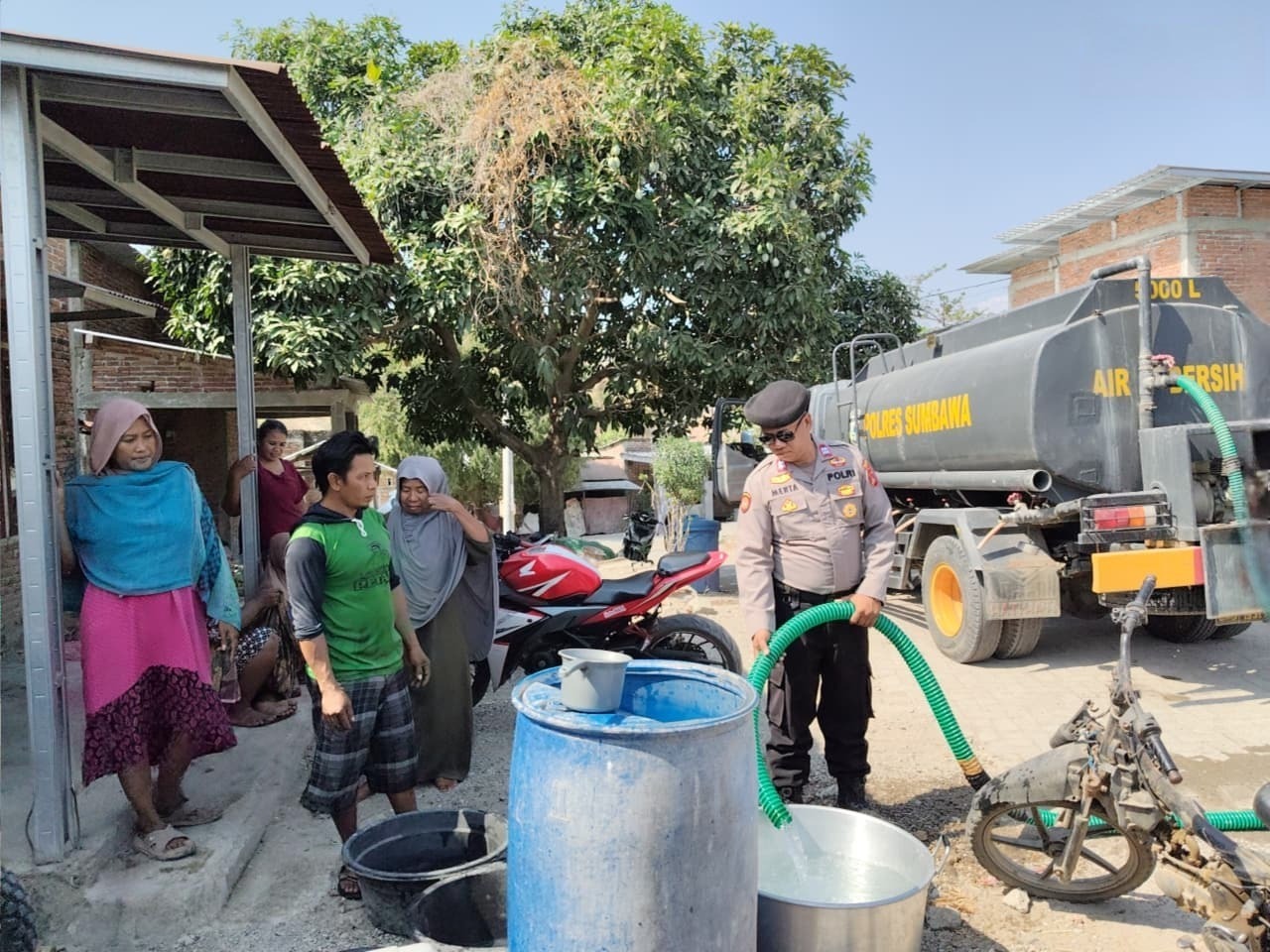 Kemarau Melanda, Polres Sumbawa dan BPBD Salurkan Air Bersih ke Warga Penyaring