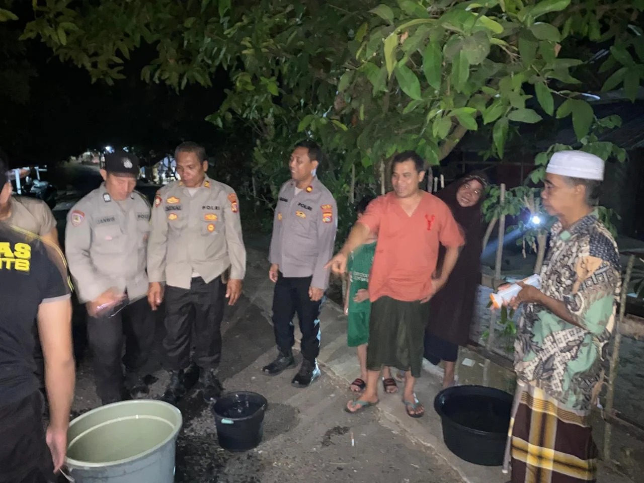 Kemarau Panjang, Polres Lombok Utara Salurkan 10.000 Liter Air Bersih ke Warga