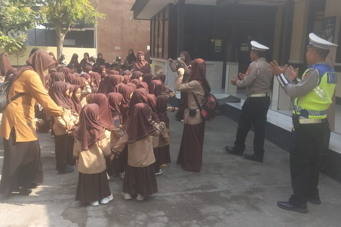 Polisi Sahabat Anak, Polsek Mataram Tanamkan Budaya Tertib Lalu Lintas Sejak Dini