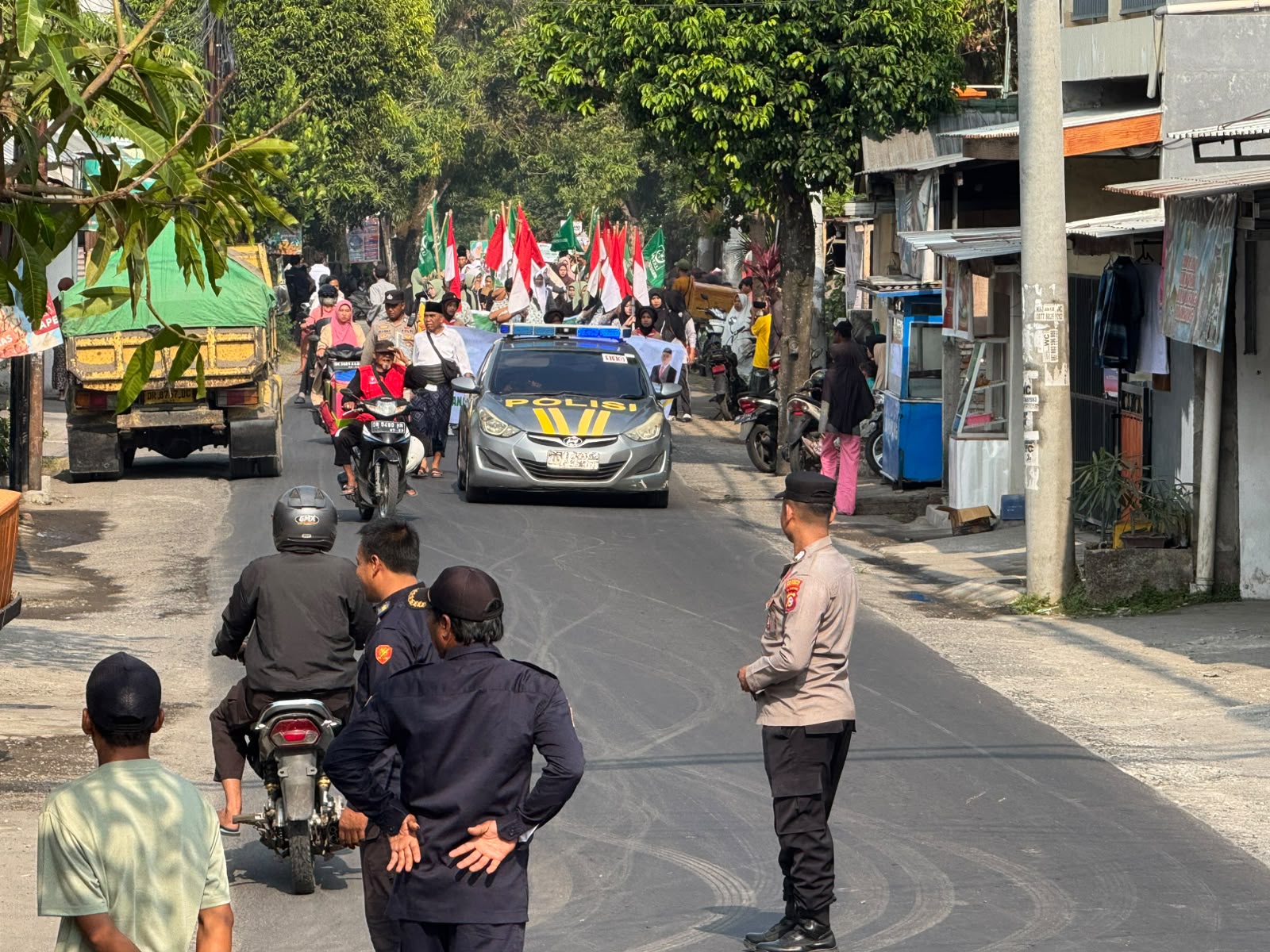 Ribuan Pelajar Tumpah ke Jalan, Polisi Amankan Pawai Ta'aruf NWDI di Lingsar