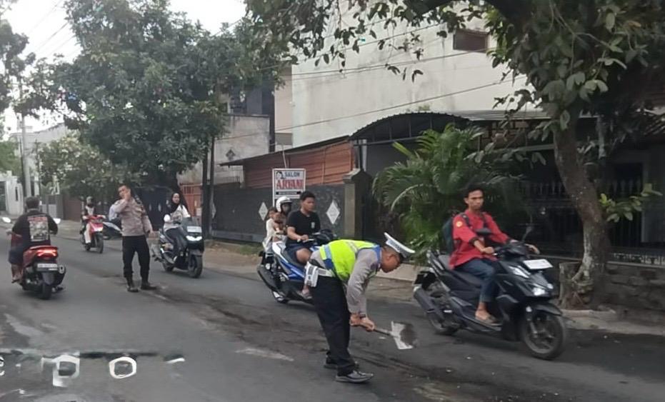 Tumpahan Oli Bikin Jalan Licin di Mataram, Polisi Sigap Cegah Kecelakaan