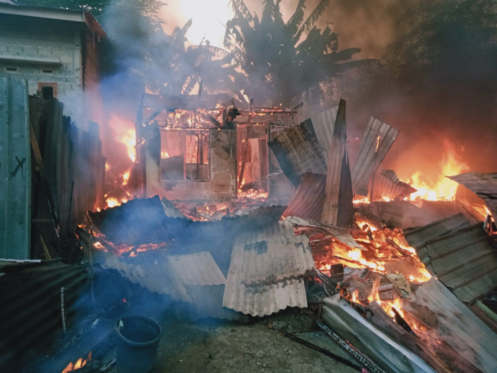 Kebakaran Rumah di Rabangodu Selatan, Polisi Amankan TKP dan Dalami Penyebab