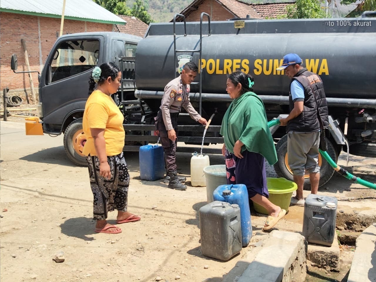 Kemarau Panjang, Polres Sumbawa dan BPBD Salurkan Air Bersih ke Tiga Dusun