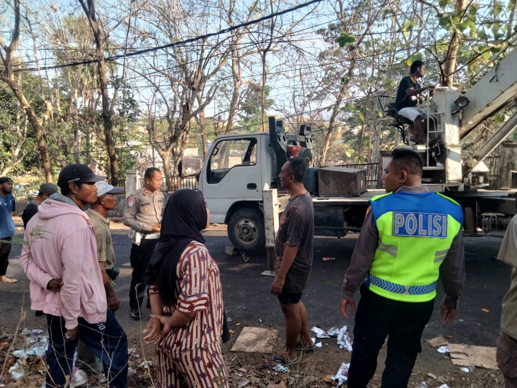 Polisi Evakuasi Truk dari Jawa Timur yang Terguling di Tanjakan Gunung Raja Bima