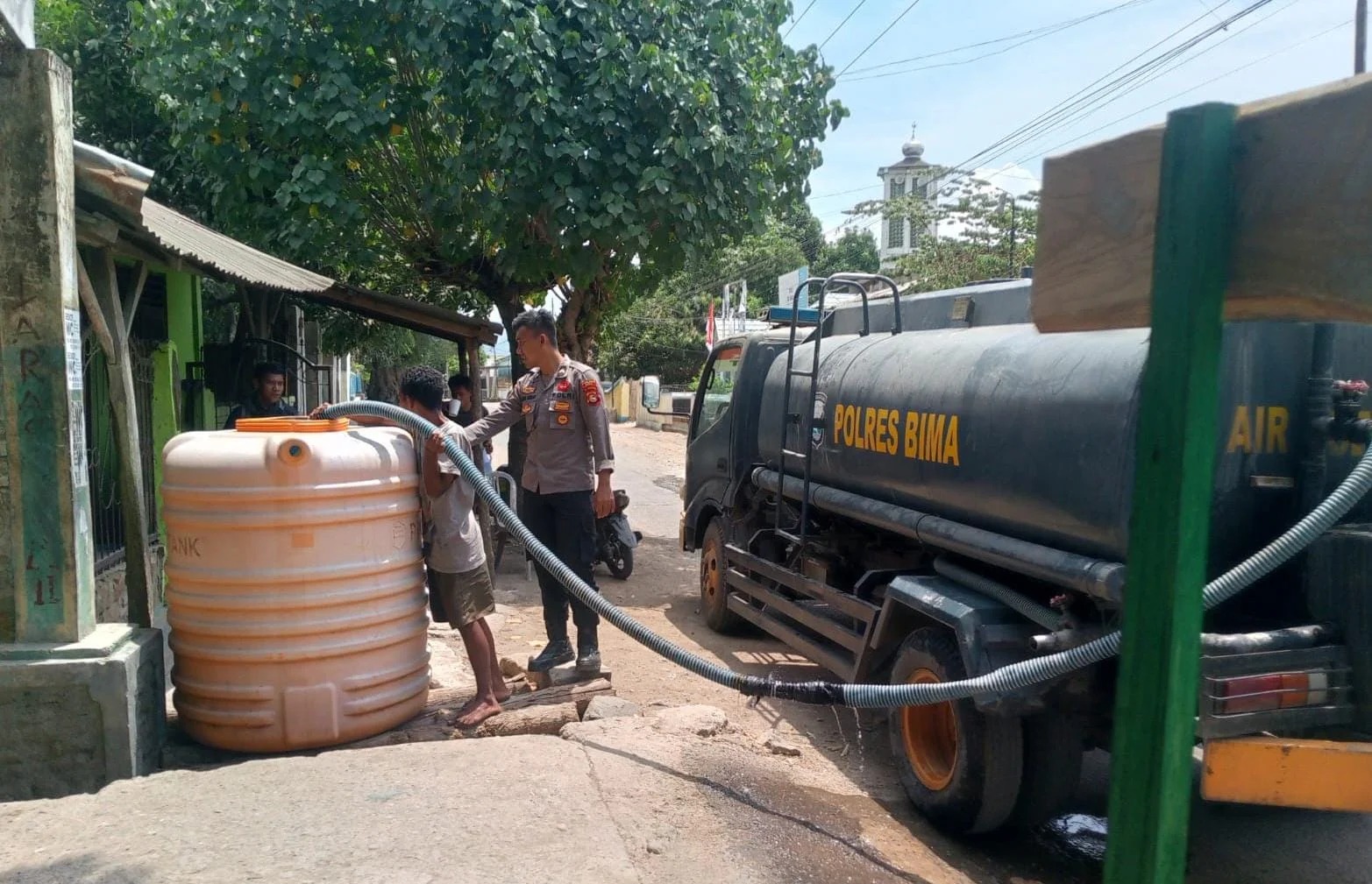 Warga Kesulitan Air Bersih, Polres Bima Kirim 5.000 Liter Bantuan ke Desa Roi