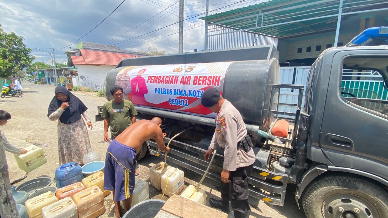 Polri Hadir untuk Warga, Polres Bima Kota Bagikan Air Bersih di Kelurahan Dara