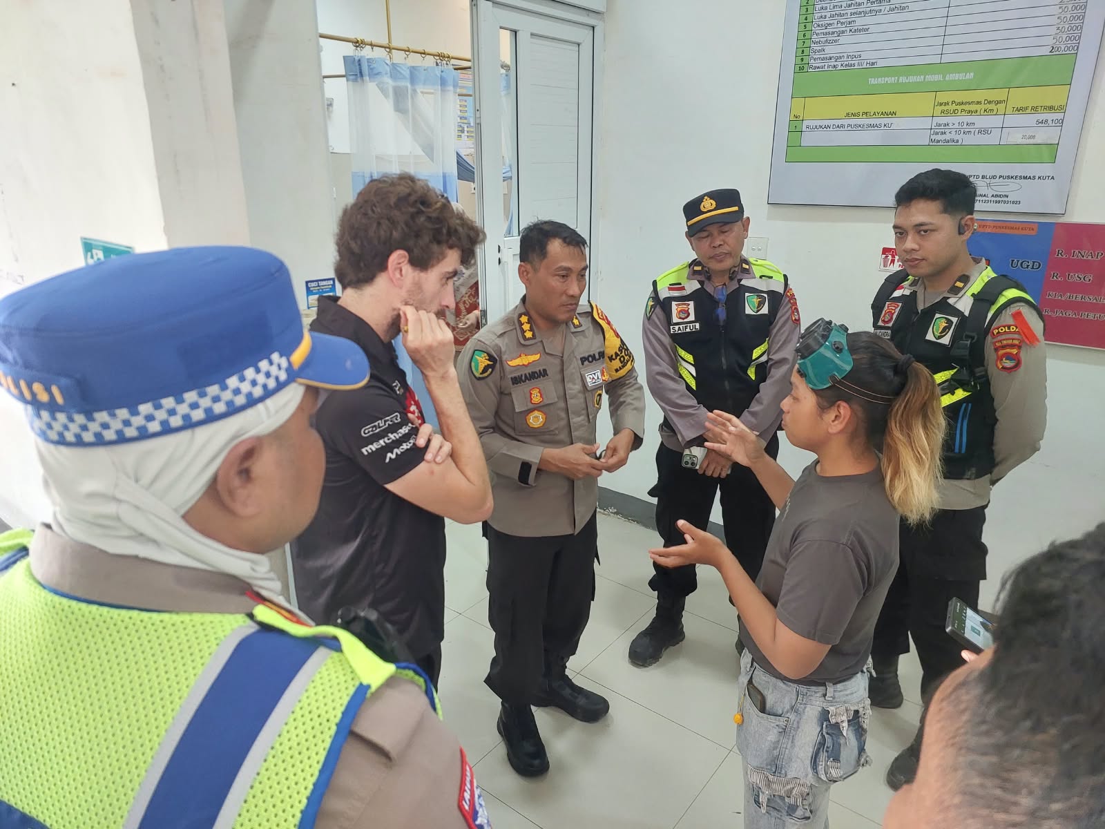 Petugas Pengamanan MotoGP Sigap Tangani dan Evakuasi Laka Lantas di West Gate Sirkuit Mandalika