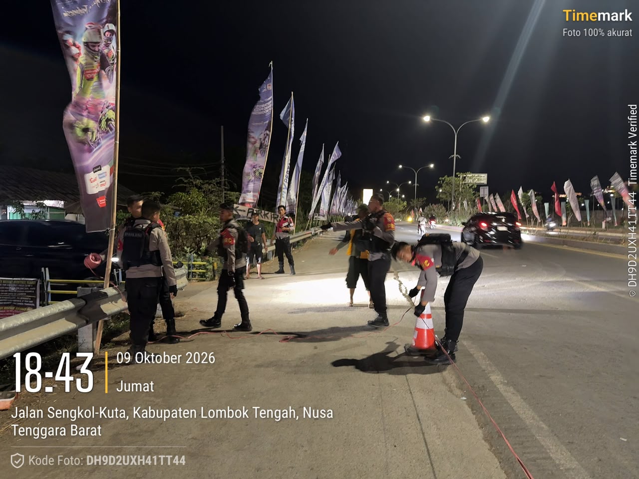 Jaga Kelancaran Arus Kendaraan, Polda NTB Pasang Traffic Cone di Black Gate Sirkuit Mandalika