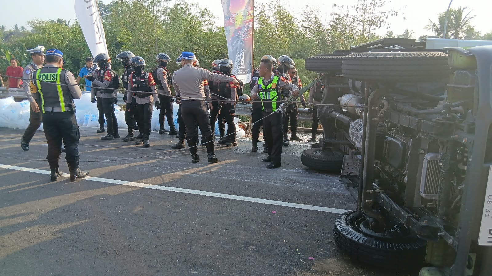 Personel Pengamanan MotoGP 2026 Tangani Cepat Insiden Truk Box Terbalik di Jalur Bypass BIL–Mandalika