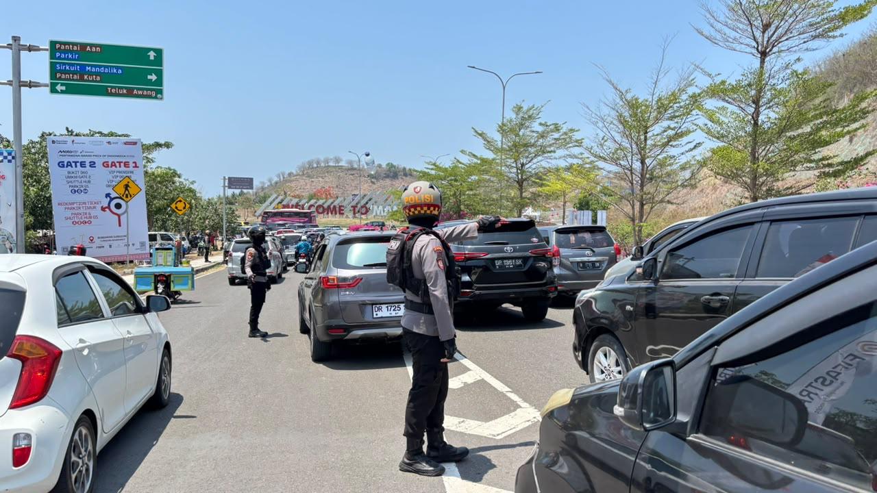 Volume Kendaraan Meningkat, Polda NTB Urai Kepadatan di Bundaran Sunggung Menuju Sirkuit Mandalika