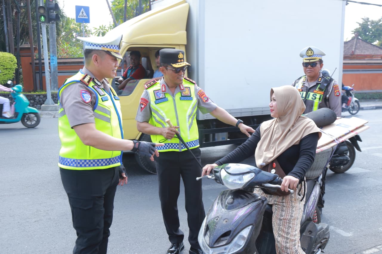 Kapolda NTB Turun Langsung Atur Lalu Lintas di Mataram, Tekankan Keselamatan Pengguna Jalan