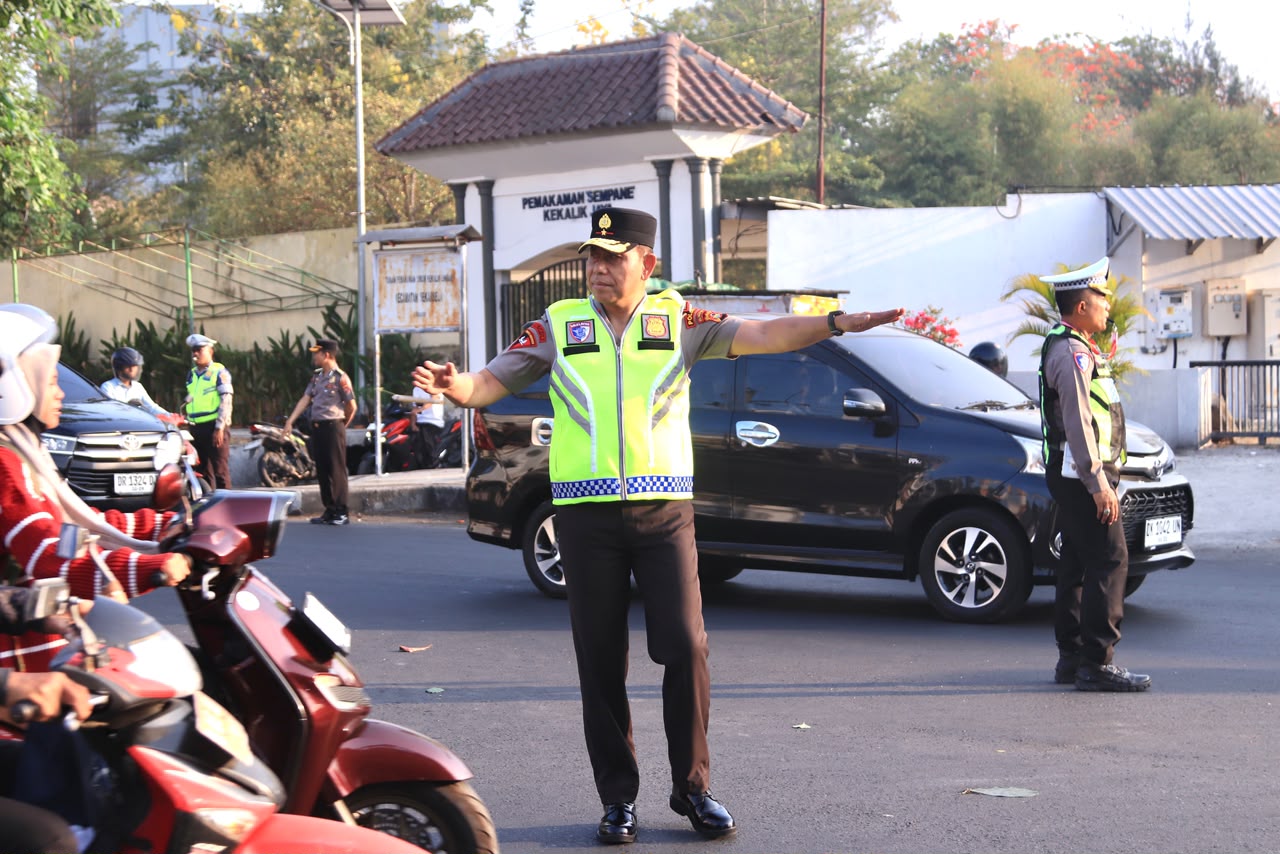 Program Polisi Bersama Masyarakat, Wakapolda NTB Layani Pengguna Jalan di Mataram