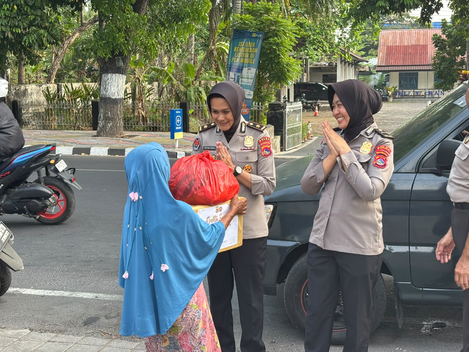 Bakti Sosial Humas Polda NTB, Ratusan Paket Sembako Disalurkan ke Masyarakat