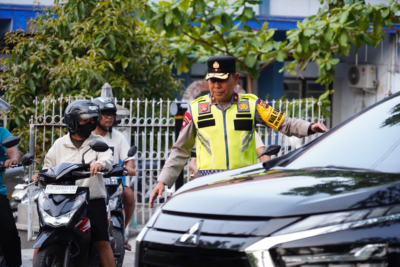 Wujudkan Polisi Bersama Masyarakat, Wakapolda NTB Bantu Kelancaran Lalu Lintas
